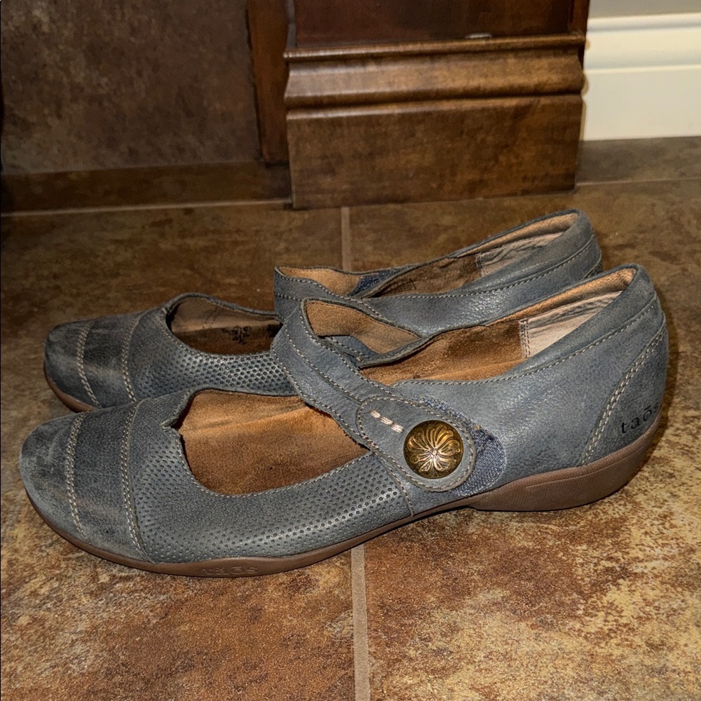 TAOS Footwear dusty blue Mary Jane comfort flats size 9 boho hippie